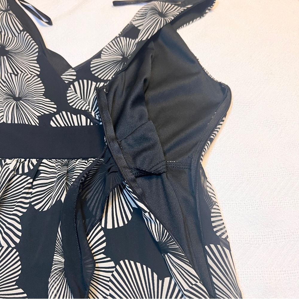Black & White Floral Fit & Flare Dress Size 8 37” length Classic - Picture 6 of 10